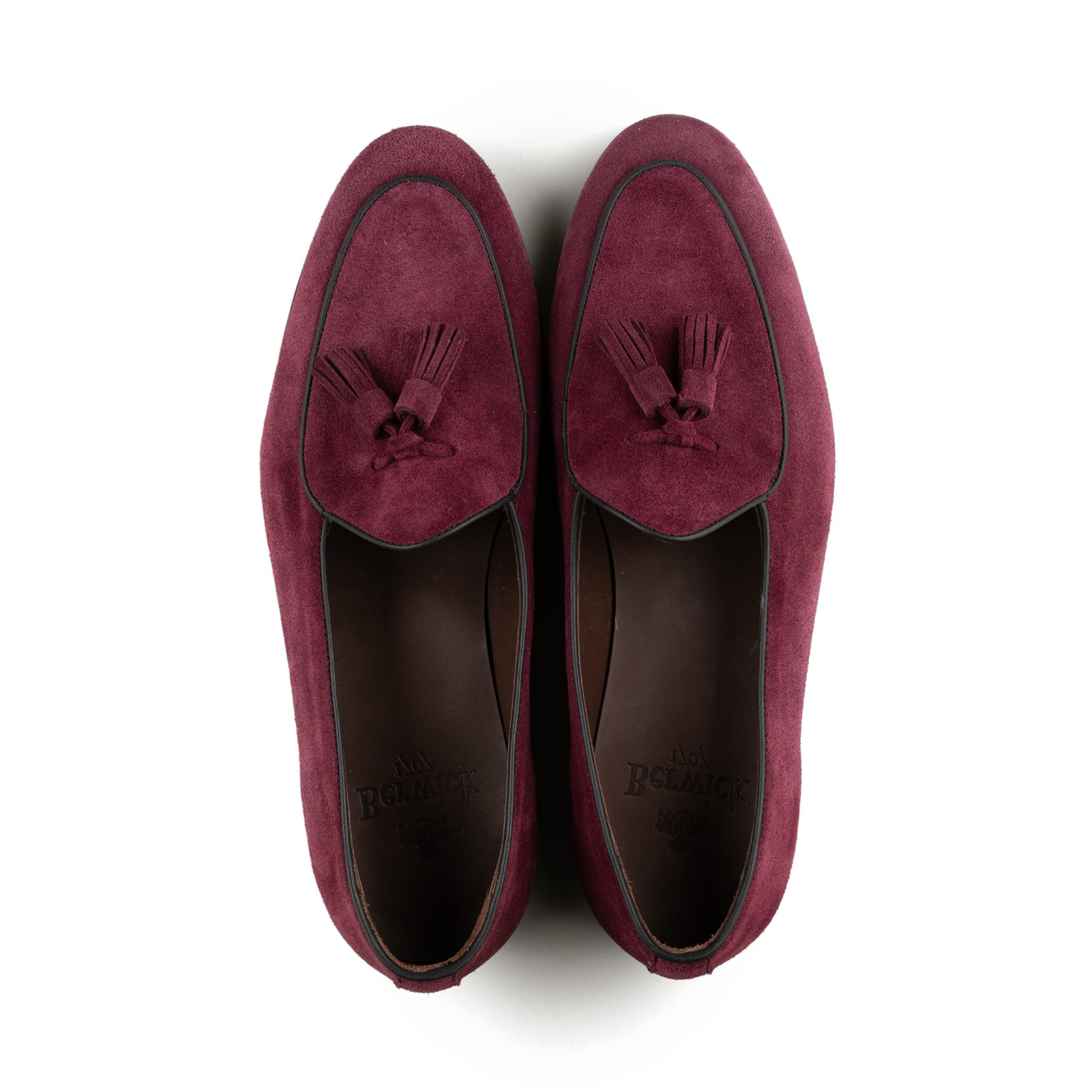 Mocasín belga con borlas en ante burdeos