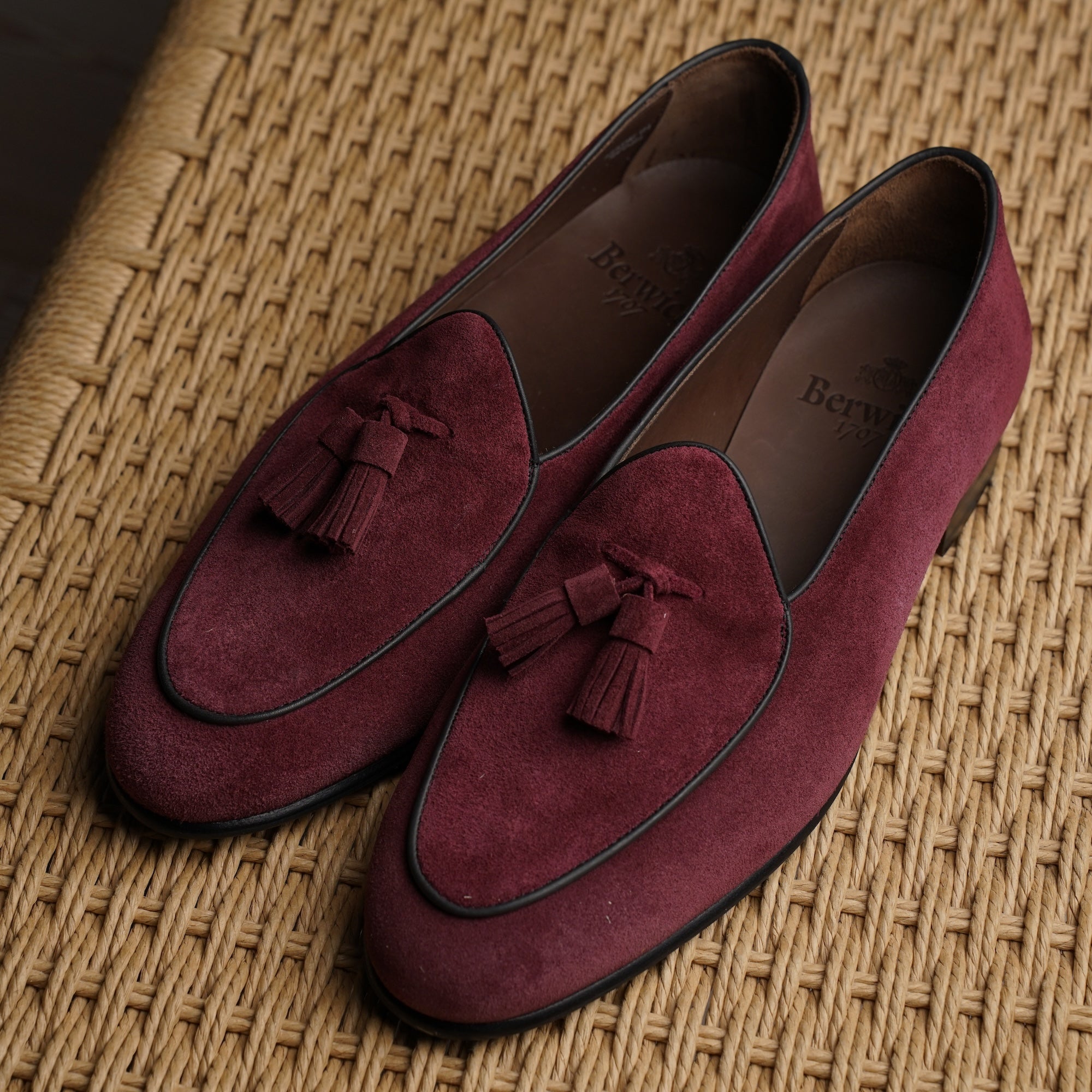 Mocasín belga con borlas en ante burdeos